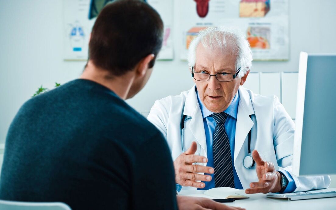 Un home consulta a un médico sobre a ampliación cirúrxica do pene